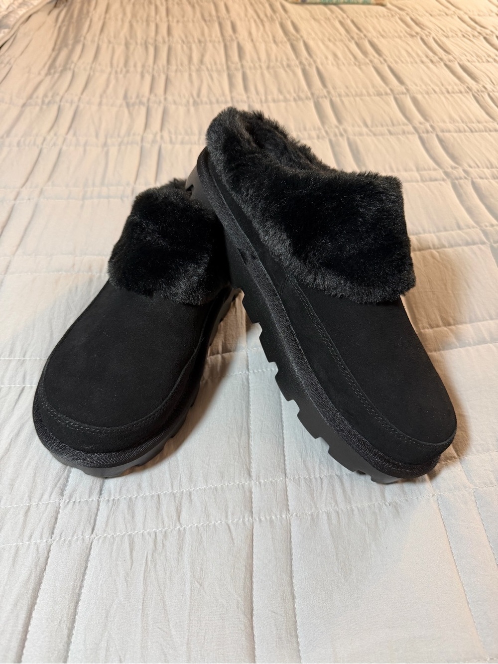 UGG Koolaburr NWOT Women’s 10 Black Faux Fur Clog Style Slipper Slip-Ons